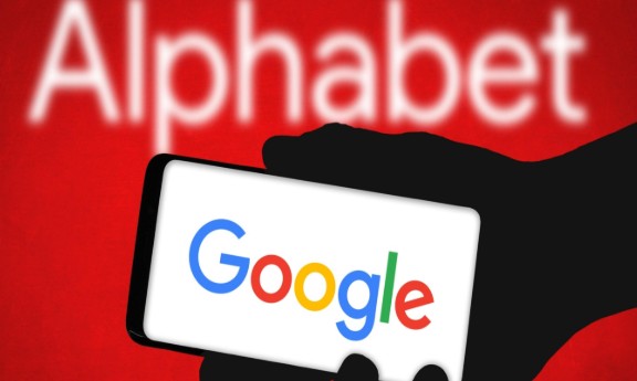 Alphabet Shares Surge as AI Push Challenges Nvidia’s Chip Dominance